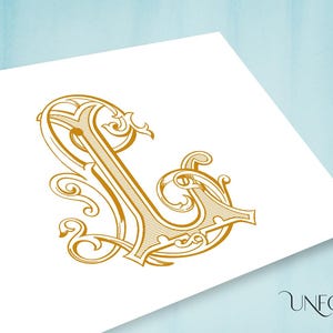 Può includere: Una lettera L decorativa dorata, ornata con intricati ricami e volute.