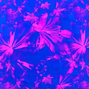 K&ouml;nnte beinhalten: Ein nahtloses Muster mit leuchtend pinkfarbenen Blumen auf einem leuchtend blauen Hintergrund. Die Blumen sind stilisiert und abstrakt, mit einem malerischen Effekt.