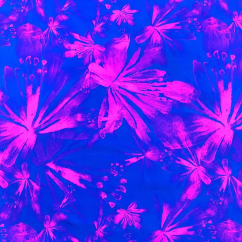 K&ouml;nnte beinhalten: Ein nahtloses Muster mit leuchtend pinkfarbenen Blumen auf einem leuchtend blauen Hintergrund. Die Blumen sind stilisiert und abstrakt, mit einem malerischen Effekt.