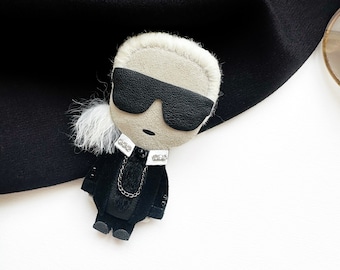 Broche Karl Lagerfeld noire cadeau de créateur pour homme en costume