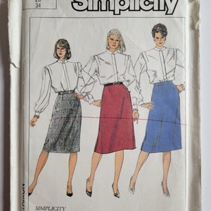 Może przedstawiać: Wzór szycia Simplicity numer 7128 na bluzkę i spódnicę. Wzór jest dla rozmiarów 6-14 i zawiera instrukcje dotyczące dopasowania indywidualnego. Wzór przedstawia trzy kobiety noszące bluzkę i spódnicę w różnych kolorach.