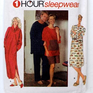 Può includere: Un modello di cucito Simplicity per pigiami. La confezione presenta illustrazioni di vari stili di pigiami, tra cui un accappatoio rosso, un completo pigiama blu navy e un top rosso con pantaloncini a quadri. Il testo "1 HOUR sleepwear" è visibile.