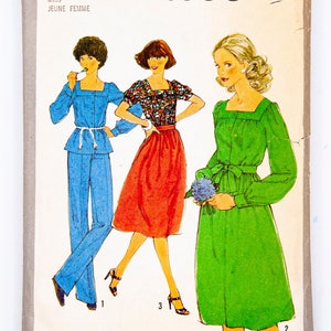 Peut inclure: Patron de couture Simplicity 8356 vintage, avec des illustrations de trois tenues différentes. Le patron comprend une combinaison bleue, un haut fleuri avec une jupe rouge et une robe verte. Pour Miss Jeune Femme.