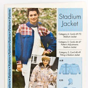 Puede incluir: Un patrón de costura para una chaqueta de estadio. El patrón incluye instrucciones para ajustar una chaqueta de estadio. El patrón es para las tallas 69-73 y 46-47. El patrón se imprime en los Estados Unidos.