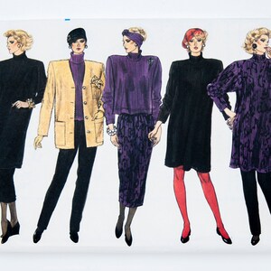 Pode incluir: Padrão de costura Vogue Patterns número 9698 para os tamanhos 14-16-18. O padrão apresenta quatro designs diferentes para roupas femininas, incluindo um vestido preto, uma jaqueta amarela com uma gola alta preta, uma blusa roxa com uma saia roxa e um vestido roxo com calças pretas.