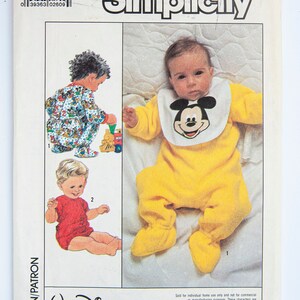 Könnte beinhalten: Simplicity Schnittmuster Nummer 8264 für einen Baby-Strampler mit Mickey Mouse-Motiv. Das Schnittmuster enthält zwei verschiedene Stile, einen mit einem gelben Strampler und einer weißen Lätzchen mit einem Mickey Mouse-Motiv und den anderen mit einem mehrfarbigen Strampler mit einem Mickey Mouse-Druck. Das Schnittmuster ist für Größe 18 Monate.