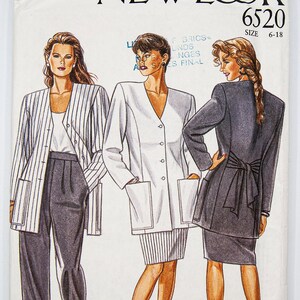 Könnte beinhalten: Ein Schnittmuster für drei verschiedene Jacken. Das Schnittmuster heißt "New Look" und die Nummer ist 6520. Die Größe ist 6-18. Die Jacken werden an drei verschiedenen Modellen gezeigt. Die erste Jacke ist ein gestreifter Blazer, die zweite ist eine weiße Jacke mit einem Rock und die dritte ist eine schwarze Jacke mit einem Rock.