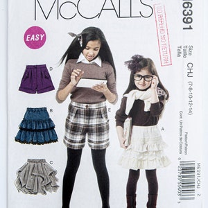Può includere: Modello di cucito per abbigliamento da ragazza, taglie 7-8, 10-12 e 14. Il modello include una gonna bianca con balze, una gonna a quadri, una gonna turchese con balze e una gonna viola. Il modello è etichettato come "Facile" e "McCall's M6391".