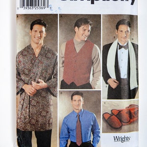 Op de afbeelding: Simplicity patroonhoes met afbeeldingen van herenkleding. De afbeeldingen tonen een paisley badjas, een rood vest, een blauw overhemd met stropdas, een smoking met sjaal en pantoffels. Maten: S, M, L, XL.