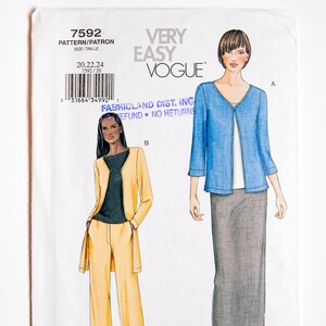 Puede incluir: Dos ilustraciones de patrones de costura para ropa de mujer. La ilustración de la izquierda muestra a una mujer con un cárdigan amarillo, una blusa negra y pantalones amarillos. La ilustración de la derecha muestra a una mujer con un cárdigan azul y una falda gris. El número del patrón es 7592 y la talla es 20, 22, 24. El texto "VERY EASY VOGUE" está impreso en la parte superior de la imagen.