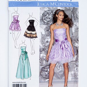 Könnte beinhalten: Ein Schnittmuster für ein trägerloses Kleid mit einem Tüllrock. Das Schnittmuster ist für die Größen 4-12 und von Simplicity. Das Schnittmuster heißt "Jessica McClintock" und die Schnittmuster-Nummer ist 1655.