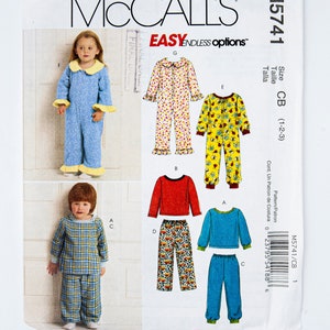 Peut inclure: Un patron de couture pour pyjamas d'enfants. Le patron comprend cinq styles différents : une combinaison à pois bleus et blancs, une combinaison à pois rouges et blancs, une combinaison à imprimé abeille jaune et noir, un chemisier rouge à manches longues avec un pantalon à imprimé animal rouge et noir, et un chemisier bleu à manches longues avec un pantalon bleu. Le patron est pour les tailles 1-2-3. Le patron est de McCall's et s'appelle "Easy Endless Options".