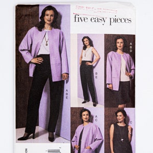 Peut inclure: Un patron de couture pour cinq pièces de vêtements faciles. Le patron comprend une veste, un pantalon et une robe. Le patron est imprimé sur un fond blanc avec un schéma de couleurs violet et noir.