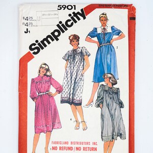 Puede incluir: Patrón de costura Simplicity número 5901 para un vestido. El patrón incluye tres estilos diferentes: un vestido azul con cuello blanco, un vestido de estampado floral con un lazo en el cuello y un vestido a rayas con un lazo en el cuello. El patrón está disponible en las tallas 15 1/2, 18 1/2, 20 1/2, 22 1/2 y 24 1/2.