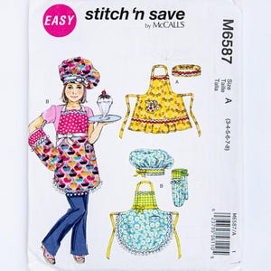 Puede incluir: Un patrón de costura para un delantal y un gorro de chef para niños. El patrón es para las tallas 3-8 e incluye instrucciones para hacer un delantal floral amarillo y blanco, un delantal de cuadros verdes y blancos y un gorro de chef a juego. El patrón se llama "stitch 'n save" y es de McCall's.