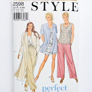 Könnte beinhalten: Ein Schnittmuster mit dem Titel "STYLE" und der Nummer 2598. Das Muster zeigt Illustrationen von drei verschiedenen Outfits: ein langer Mantel und eine gestreifte Hose, ein geblümtes Kleid mit einer blauen Jacke und ein kariertes Oberteil mit einer rosa Hose. Der Text "perfect timing" ist ebenfalls sichtbar.