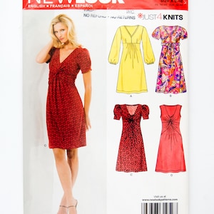 Peut inclure: Un patron de couture New Look avec une femme portant une robe rouge à motifs. Le patron comprend des illustrations de différents modèles de robes, dont une robe jaune, une robe fleurie et une robe rouge à motifs. Le texte "JUST4 KNITS" est visible.