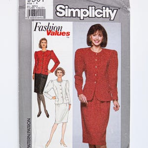 Może przedstawiać: Wzór Simplicity 9301, Fashion Values, na żakiet i spódnicę. Modelka ma na sobie czerwony żakiet i spódnicę z białą bluzką. Wzór zawiera instrukcje szycia żakietu i spódnicy o różnych długościach rękawów i spódnic.
