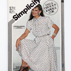Op de afbeelding: Simplicity naaipatroon nummer 5566 voor een jurk met een bloemenprint. Het patroon is voor maten 8, 10 en 12. Het patroon is getiteld "Fast & Fabulous, Rapide & Chic".