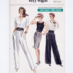 Puede incluir: Un patrón de costura vintage de Very Easy Very Vogue, talla 12-14-16. La portada presenta ilustraciones de tres mujeres con atuendos elegantes, incluyendo trajes de pantalón y un traje de falda. El patrón está etiquetado como "Very Easy / Très Facile."