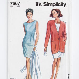 Op de afbeelding: Een vintage naaipatroon voor een jurk en een jas. Het patroon is voor maten 8-20 en heeft de titel "It's SO EASY it's Simplicity." Het patroon toont een vrouw in een jurk zonder mouwen en een vrouw in een rood jasje en een witte rok.