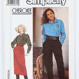 Könnte beinhalten: Simplicity Schnittmuster Nummer 9417 für eine Bluse und eine Hose. Das Schnittmuster ist für die Größen DD (4-10) und EUR. DD(32-38). Das Schnittmuster zeigt zwei Frauen, die die Kleidungsstücke tragen. Die Frau links trägt einen roten Rock und eine schwarz-weiß gemusterte Bluse. Die Frau rechts trägt eine blaue Bluse und eine schwarze Hose.