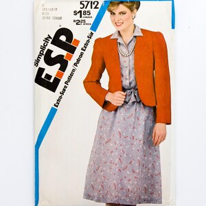 Può includere: Un modello di cucito Simplicity ESP vintage con una donna in giacca color ruggine e un vestito fantasia. Il modello include il testo "Extra-Sure Pattern" e "MISS JEUNE FEMME".