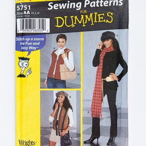 Könnte beinhalten: Simplicity Sewing Patterns for Dummies Schnittmuster 5751 für Westen und Accessoires. Das Schnittmuster enthält Anleitungen zum Nähen einer Weste, eines Schals und einer Mütze. Das Schnittmuster ist in den Größen AA, XS, S und M erhältlich.