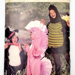 Puede incluir: Un patrón de costura vintage para disfraces de niños. El patrón incluye instrucciones para hacer un disfraz de abeja, unicornio y pingüino. El patrón es de Butterick y tiene el número 6848 impreso en él. El texto "Sorry no exchange or refund on patterns" está impreso en el patrón.