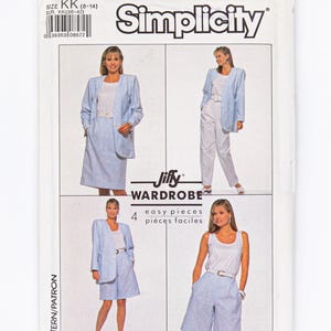 Könnte beinhalten: Simplicity Schnittmuster Nummer 9053 für eine Jiffy-Garderobe mit vier einfachen Teilen. Das Schnittmuster beinhaltet einen Blazer, einen Rock, Shorts und ein Tanktop. Das Model trägt einen hellblauen Blazer, ein weißes Tanktop und hellblaue Shorts mit einem weißen Gürtel.
