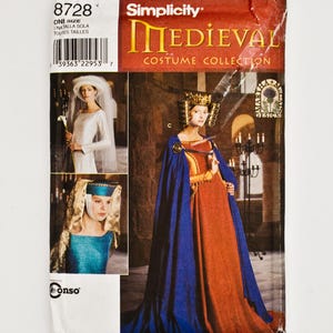 Op de afbeelding: Simplicity Middeleeuwse kostuumcollectie naaipatroon. Het patroon bevat afbeeldingen van middeleeuwse jurken en hoofddeksels. De hoofdafbeelding toont een vrouw in een rood-oranje jurk met een blauwe cape. Het patroon bevat de tekst "ONE SIZE".