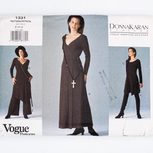 Może przedstawiać: Koperta z wykrojem krawieckim Vogue 1331 od Donna Karan New York dla rozmiarów 8-10-12. Przód przedstawia trzy warianty sukienki kopertowej lub tuniki z długim rękawem w ciemnym kolorze, zestawione ze spodniami z szerokimi nogawkami lub legginsami.