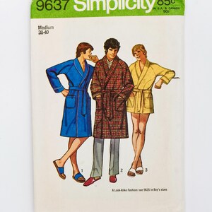 Könnte beinhalten: Simplicity Schnittmuster 9637 mit Abbildungen von Bademänteln. Das Schnittmuster ist in der Größe Medium, 38-40 erhältlich. Der Text "A Look-Alike Fashion" ist ebenfalls vorhanden.
