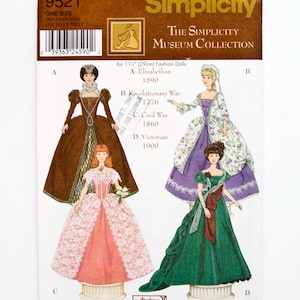 Può includere: Modello Simplicity Museum Collection per bambole fashion da 29 cm. Il modello presenta quattro modelli di abiti storici: Elisabettiano, Rivoluzionario, Guerra Civile e Vittoriano. Il modello include il numero 9521.