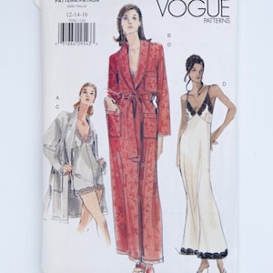 Könnte beinhalten: Vogue Patterns 7030 Schnittmusterumschlag für die Größen 12-14-16. Die Abbildung zeigt drei Kleidungsstücke: einen kurzen grauen Morgenmantel mit passendem Nachthemd, einen langen roten Morgenmantel mit Blumenmuster und ein langes cremefarbenes Nachtkleid.