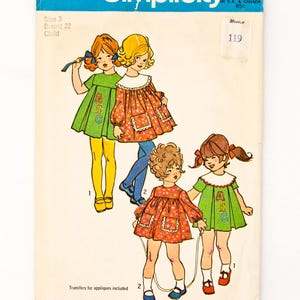 Peut inclure: Patron de couture Simplicity vintage, taille 3, avec des illustrations de robes d'enfants. La couverture du patron affiche le numéro 9532 et le mot "Simplicity" en bleu. Les robes ont des lettres ABC.
