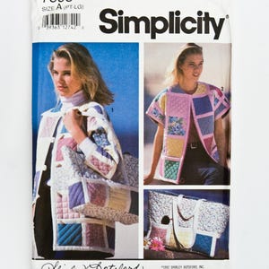 Könnte beinhalten: Simplicity Schnittmuster 7893, Größe A, mit einer gesteppten Jacke, Weste und Tragetasche. Das Muster enthält Abbildungen der fertigen Kleidungsstücke in Pastellfarben und floralen Drucken. Das Muster ist von Shirley Botsford.