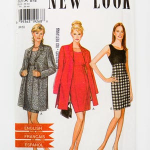 Pode incluir: Um padrão de costura New Look vintage com três modelos de vestidos. O padrão inclui um vestido casaco cinzento estampado, um vestido vermelho com casaco a condizer e um vestido xadrez preto e branco. Tamanho A 34-46.