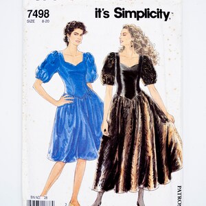 Op de afbeelding: Een naaipatroon voor een jurk met twee verschillende stijlen. De jurk links is blauw en de jurk rechts is zwart met een gouden patroon. Het patroon is voor maten 8-20 en heet "It's So Easy" en "It's Simplicity".