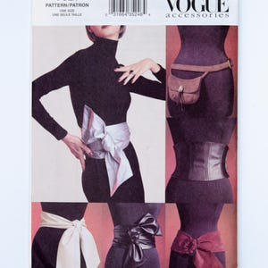 以下が含まれることがあります： Vogue Accessories パターン 7621 ワンサイズベルト。封筒には、リボン付きのシルバーサッシュ、茶色のスエード製ウエストポーチ、黒のコルセット風ベルト、クリーム色の結びベルト、黒のリボンベルト、ボルドーのスエードベルトなど、さまざまなベルトスタイルが掲載されています。