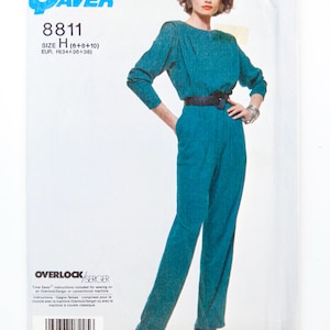 Puede incluir: Un patrón de costura de mono de color verde azulado con el texto "SUPER SAVER" y "8811". El patrón incluye instrucciones para máquinas Overlock/Serger. La modelo lleva el mono. La talla es H (6+8+10).