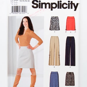 Może przedstawiać: Wzór szycia Simplicity 5861 z różnymi wzorami spódnic i spodni. Wzór przedstawia modelkę w jasnoszarej spódnicy i brązowych butach. Na kopercie znajduje się logo Simplicity i informacje o rozmiarze.