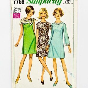 Può includere: Modello di cucito Simplicity vintage con illustrazioni di tre abiti. Gli abiti sono raffigurati in verde, stampa floreale e azzurro. La copertina include il testo "7768 Simplicity", "Mezza taglia Taglia 14 1/2 Busto 37".