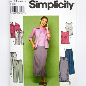 Pode incluir: Padrão de costura Simplicity com uma mulher em casaco, top e saia rosa. O padrão inclui opções para um casaco, um top e uma saia. O tamanho do padrão é HH 6,8,10,12. O padrão é impresso em papel branco.