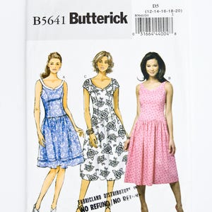 Könnte beinhalten: Ein Butterick-Schnittmuster, B5641, mit Illustrationen von drei verschiedenen Kleiderdesigns. Die Kleider sind in blauem Blumenmuster, weißem Rosenmuster und rosa Tupfenmustern gehalten. Die Mustergröße ist D5, für die Größen 12-14-16-18-20.
