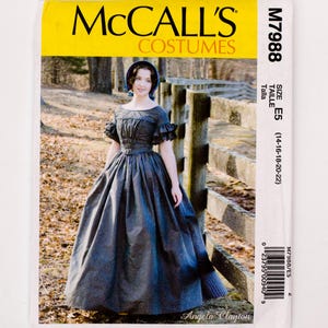 Può includere: Modello di cucito McCall's Costumes M7988. Il modello presenta una donna in un abito a quadri blu scuro e grigio con una gonna ampia e maniche a balze. Il modello include le taglie E5 (14-16-18-20-22).