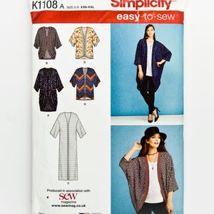 Op de afbeelding: Simplicity easy-to-sew patroon K1108 A, met verschillende kimono-stijl jasjes. Het patroon bevat meerdere ontwerpopties met verschillende prints en lengtes. Maat: XXS-XXL.