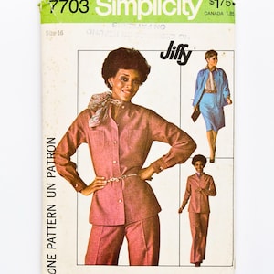 Könnte beinhalten: Vintage Simplicity Schnittmuster 7703, mit einer Frau in einem rosa Anzug. Das Muster enthält ein Jiffy-Design und den Text "ONE PATTERN UN PATRON". Das Muster ist Größe 16.