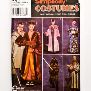 Puede incluir: Patrón de disfraces Simplicity con varios diseños de túnicas. La portada muestra imágenes de personas con disfraces, incluyendo un ninja, una persona con una túnica rosa y otras con túnicas estampadas. Talla A, todas las tallas.