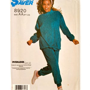 Peut inclure: Patron de couture vintage avec une femme portant un survêtement turquoise. Le patron est étiqueté "Super Saver" avec le numéro 8920 et la taille AA. Instructions pour une machine overlock serger.